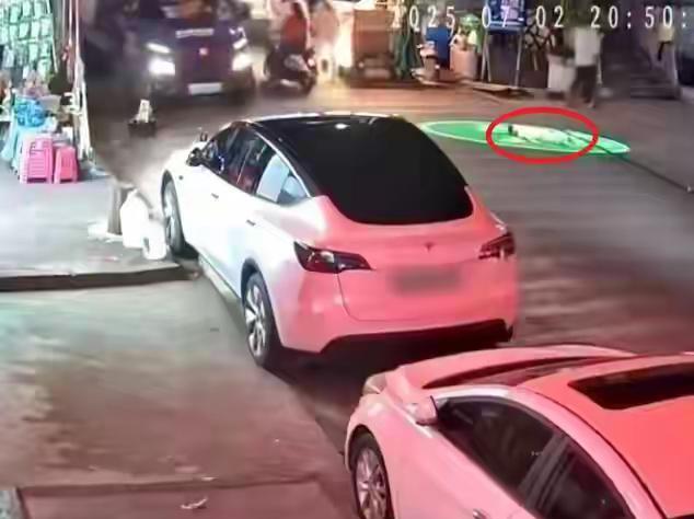 云南大理，一男子开货车去送货，前方路段左转时，未发现一3岁男童正躺在广告投影灯下