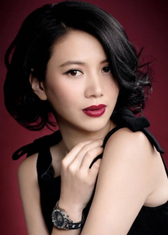 主持人问王晶："娱乐圈里，你最羡慕谁？"王晶说："我最羡慕袁咏仪。"主持人好奇：