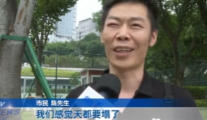 重庆，13岁男孩攒了2个月的生活费，买了一副2400多块的羽毛球球拍，不料男孩父