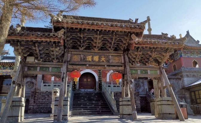 相传，乾隆数次来五台山，想登顶参拜五方文殊菩萨，但每次都被风雨所阻。乾隆48年春