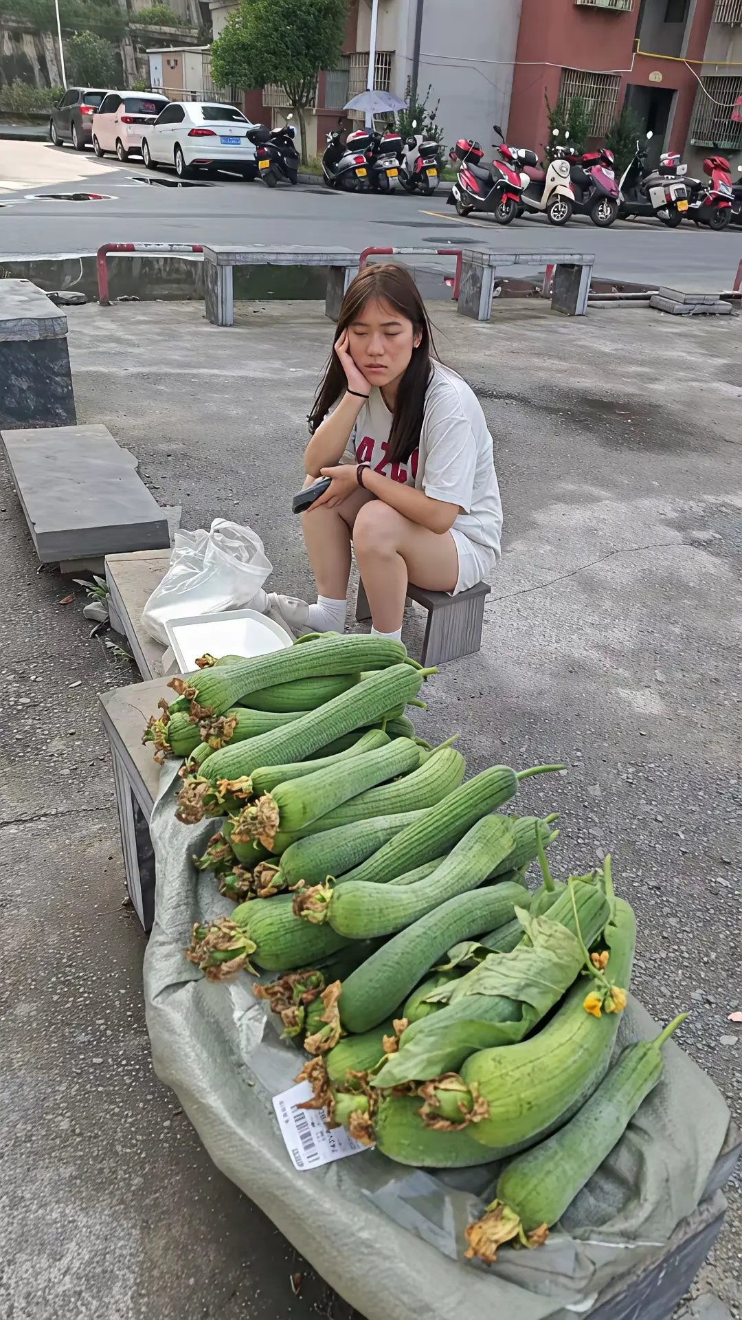 大学生放暑假了，帮家里人卖菜，你这样子是心甘情愿的吗？