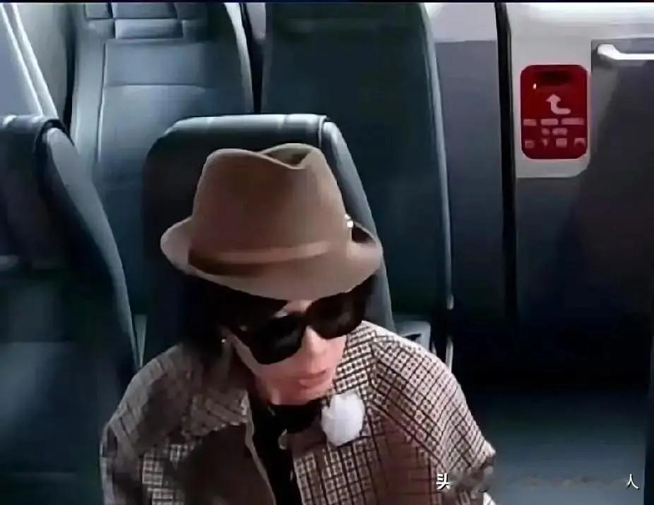 刘嘉玲一句“不知怎么联系”，把体面活脱脱说成了无声的告别。想当年她认康康做干