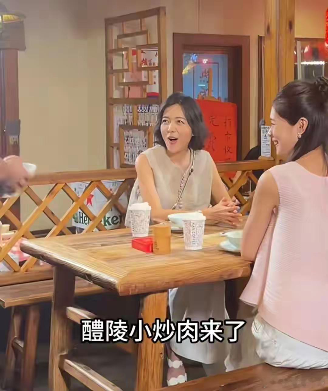 47岁杨乐乐现身醴陵，罕见谈汪涵表情尴尬，儿子正脸曝光超像爸爸！！！​​​