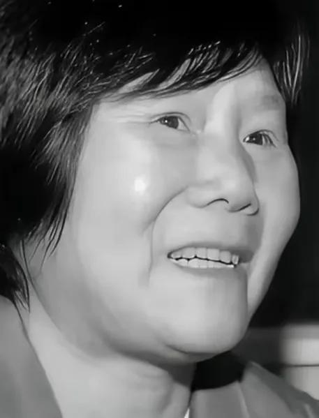 1975年，湖北神农架几名妇女正在田里挖洋芋时，一位女孩因为内急跑去树林中解决，