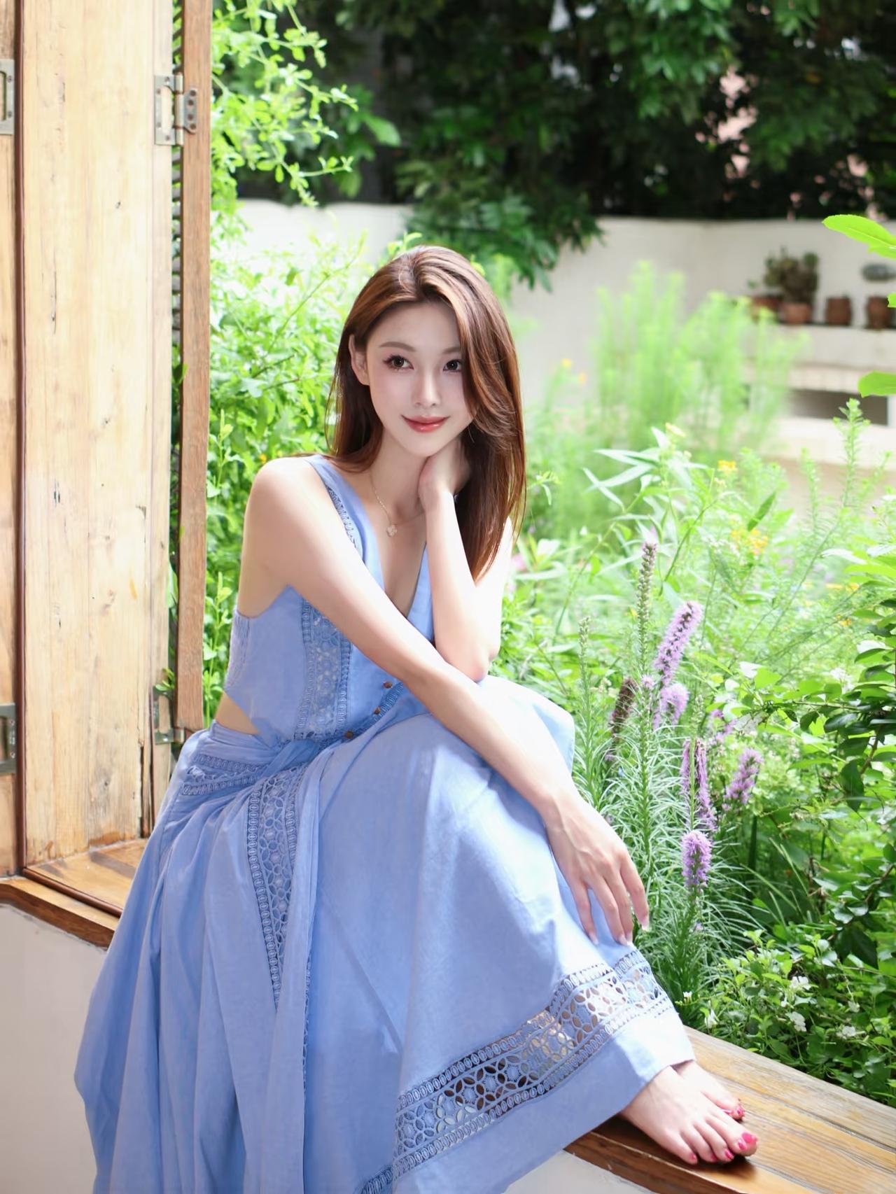 女生怎么穿搭会看上去很优雅湖蓝色的无袖连衣裙，给人一种清新脱俗的气质，令人感到非