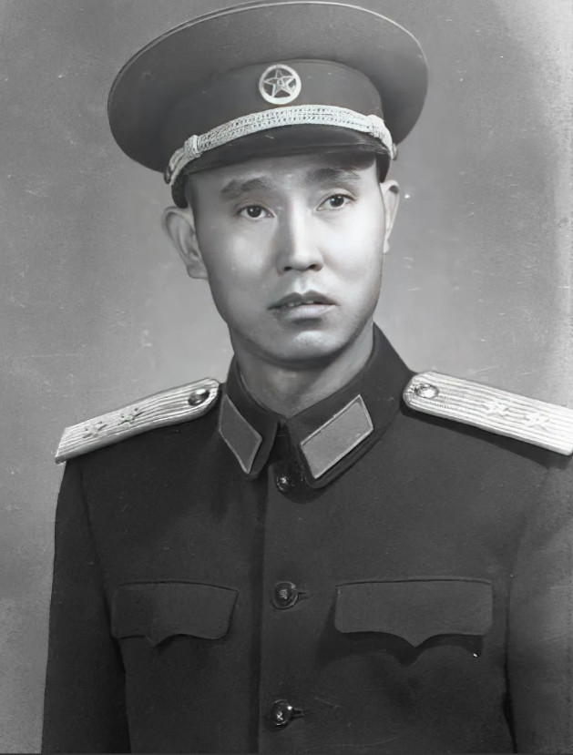 1947年，一名解放军师长，大腿根部受伤住院。这时，一19岁女护士来到他的病房，