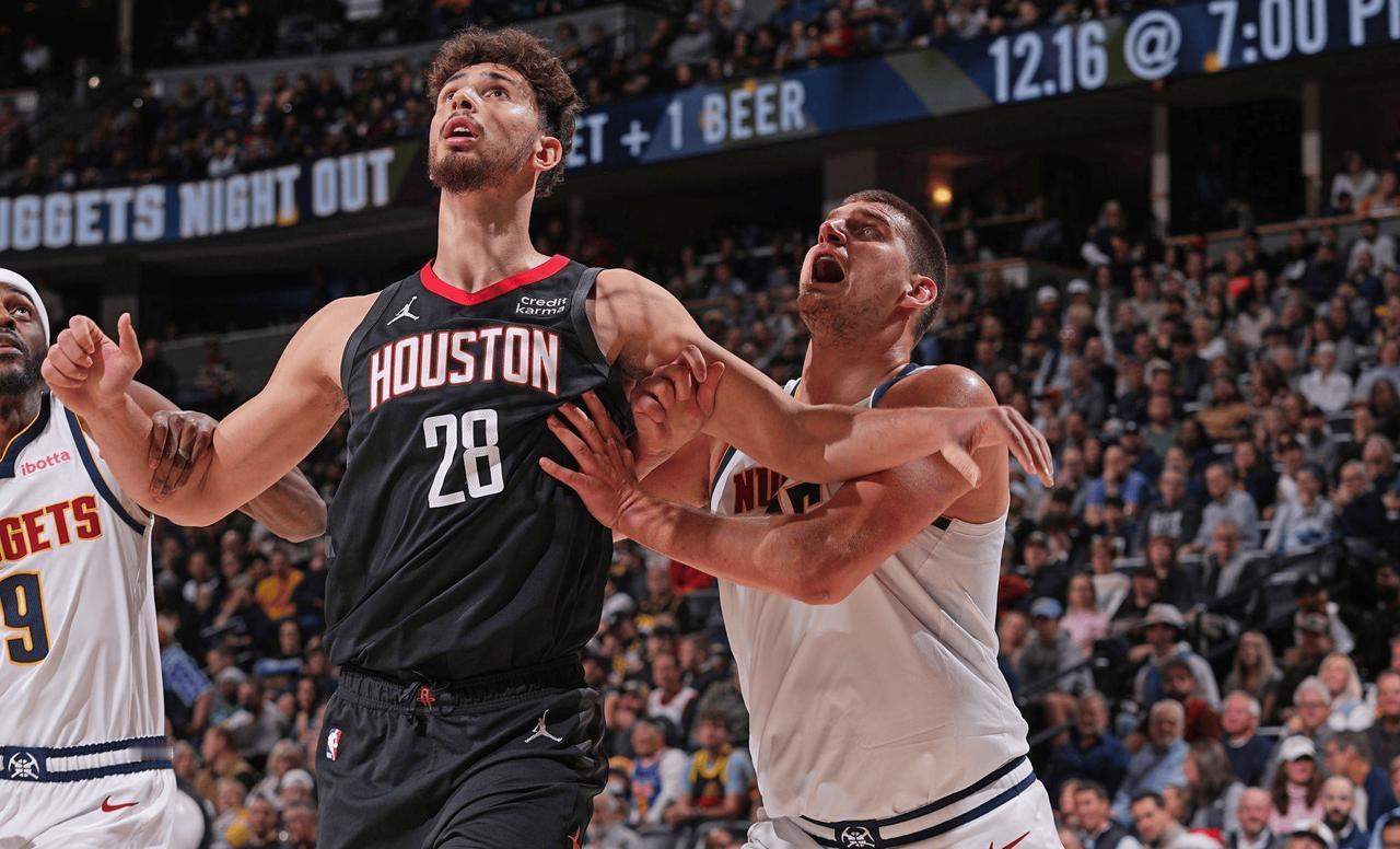 这是目前最大的问题开赛不久我就说过，火箭这套首发问题很大，目前整支球队主要