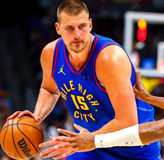 教练问题：掘金这赛季打出了非常好的开局，以及在约基奇第一次大伤缺阵后，稳住了战绩