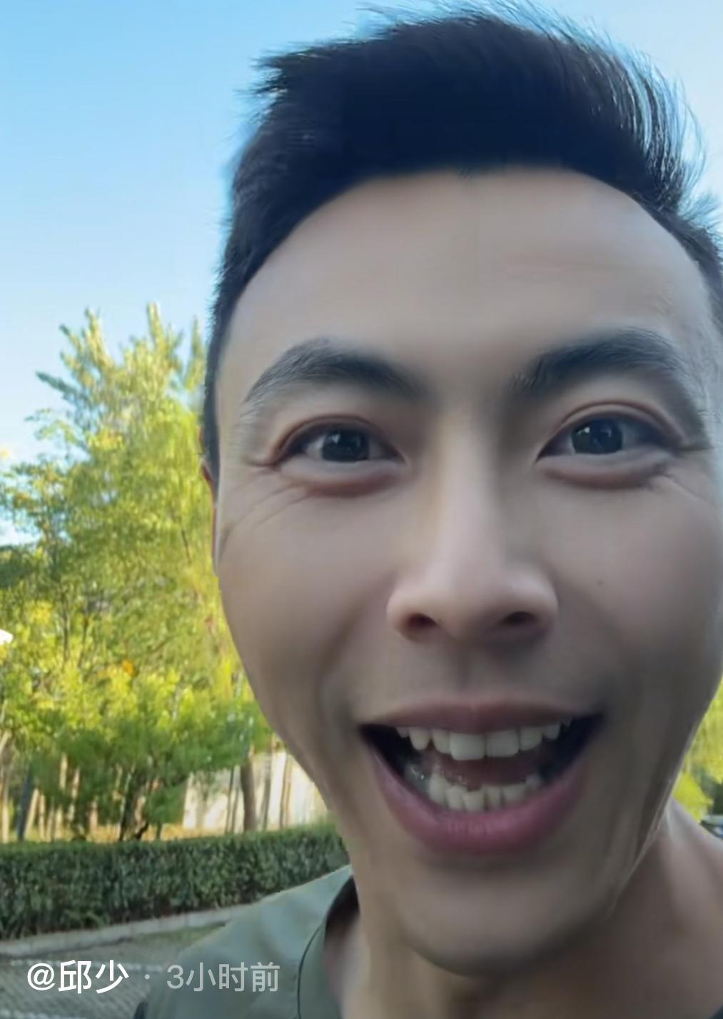 上海海港知名球迷邱少表示上海申花就是他的快乐源泉。每周当上海申花没有赢球后，邱少