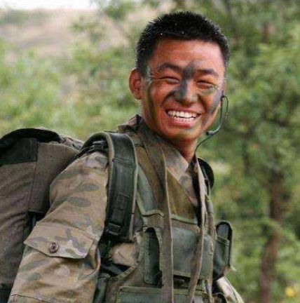 2006年筹拍《士兵突击》，陈思诚去试镜许三多，导演说:“你太精明了，不行。”张