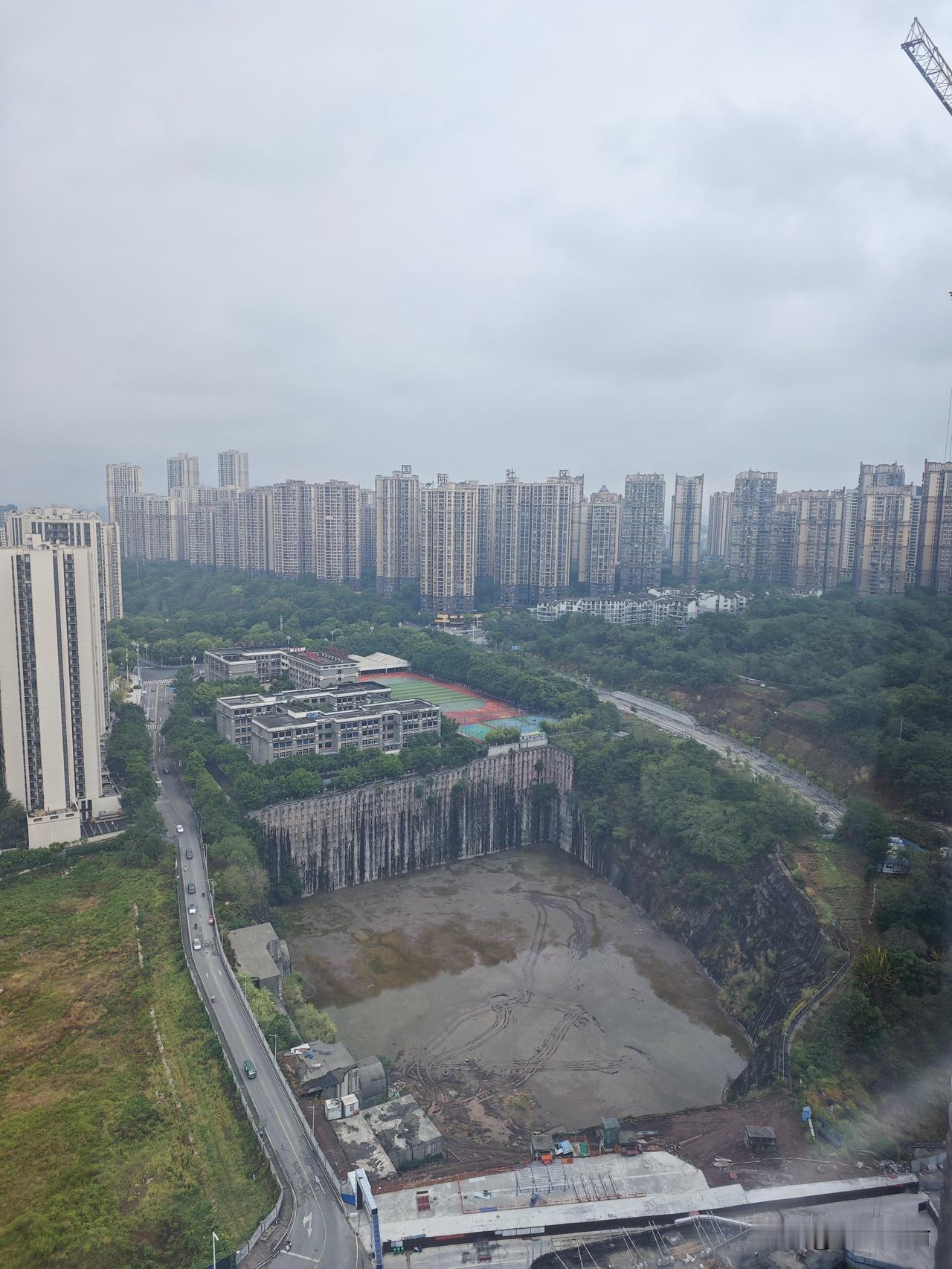 重庆弹子石的这个天坑什么时候能填起来呢？每次到阿里巴巴总部来开会，总会看到这样