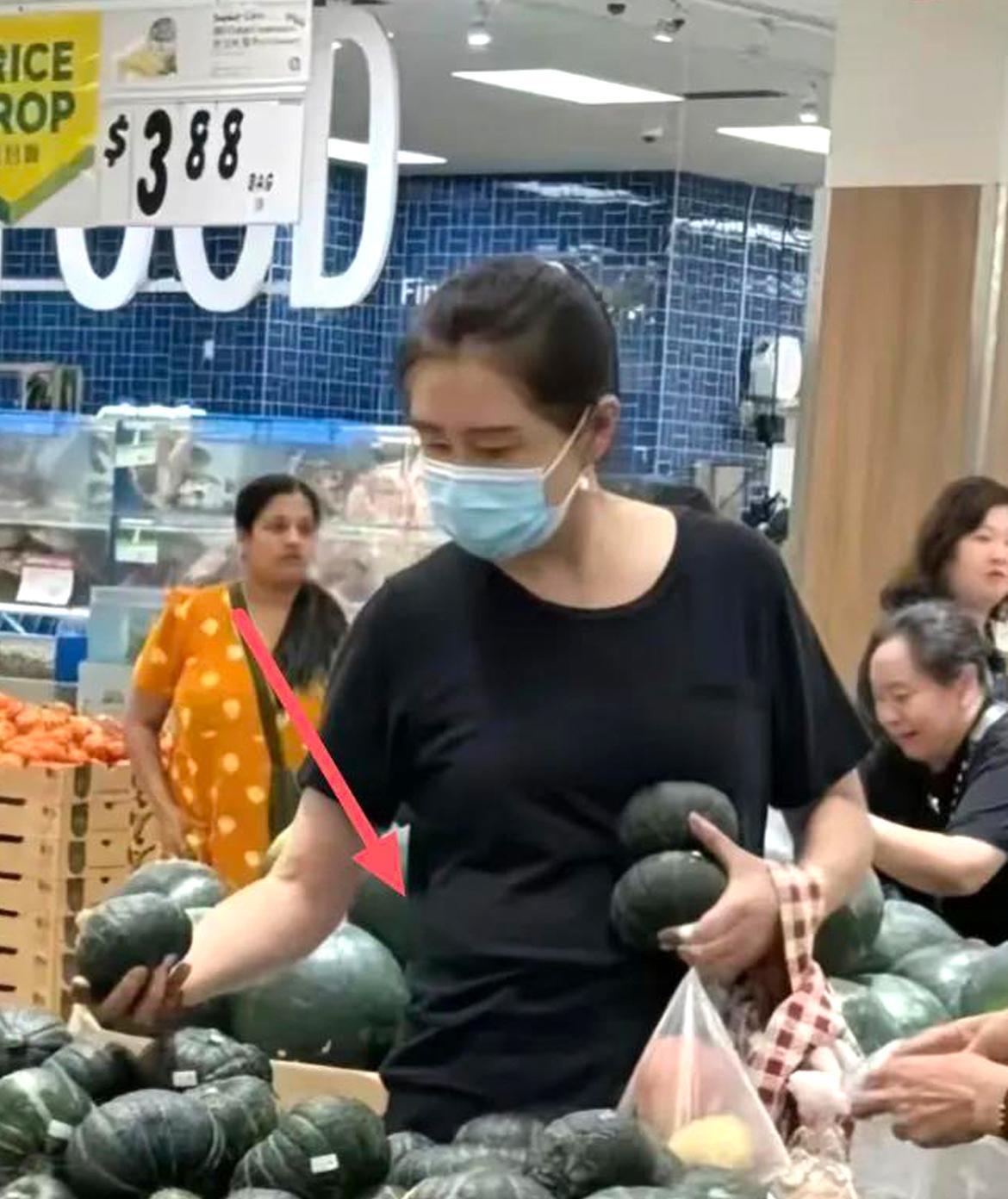 59岁的王祖贤，被网友拍到独自在超市买菜，曾经的女神，如今腰上的赘肉，也