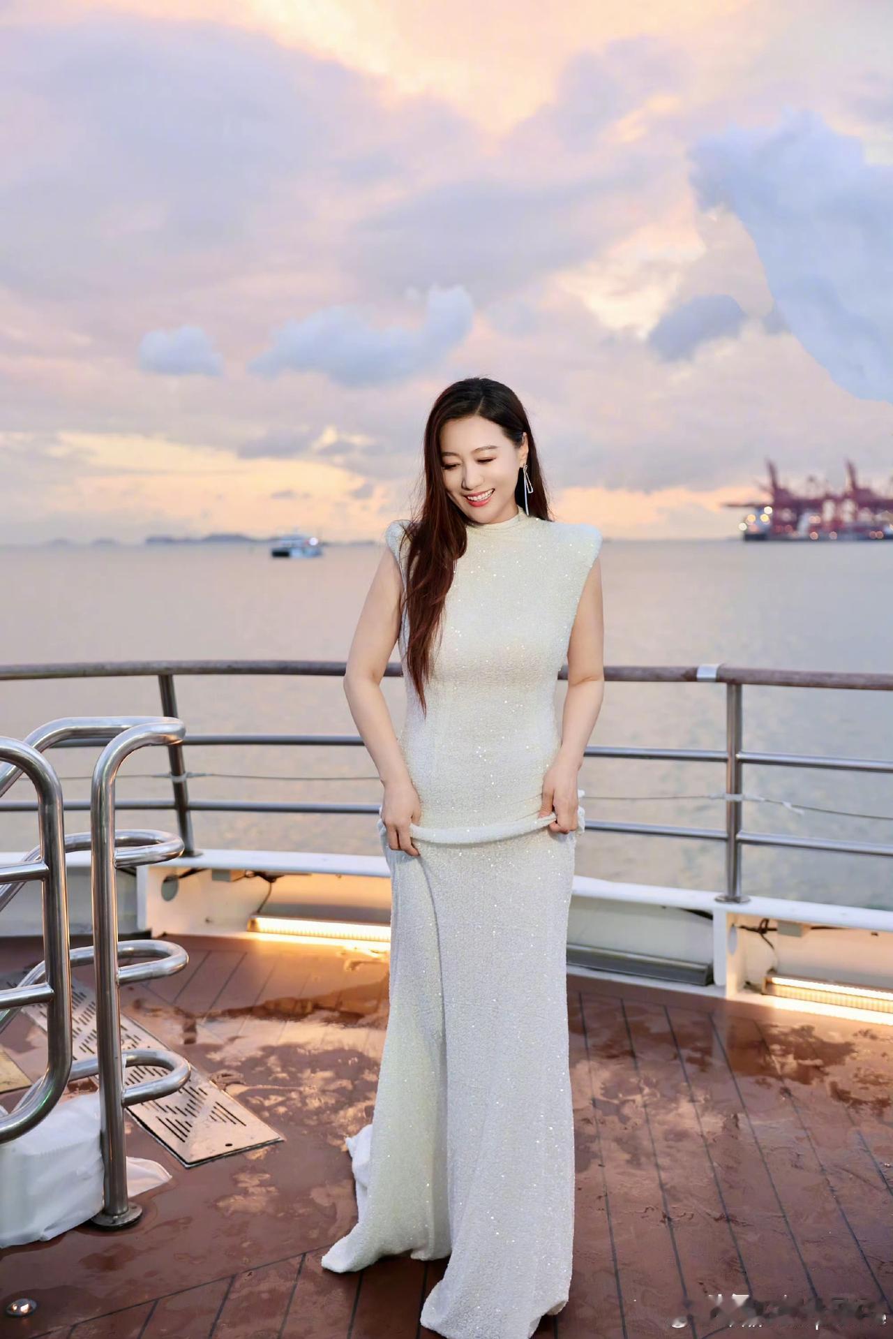 晚霞很美，人更美