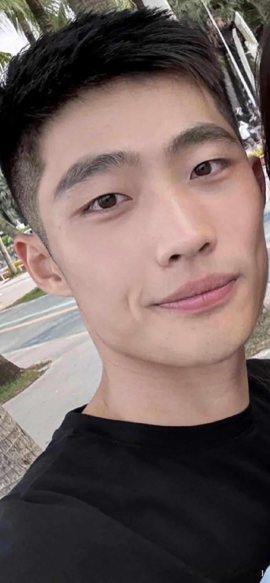 这么帅气迷人的男人谁能抵挡住诱惑啊。小哥哥属于单眼皮男人，魅力四射，男人味十足