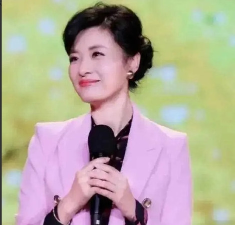2002年，央视一姐周涛与丈夫姚科结束12年的婚姻关系，周涛感叹：“这段婚姻让我