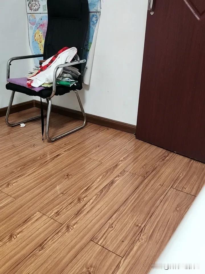 贫困的家庭里，有个在学校考试总垫底的孩子，还有一对于社会底层苦苦挣扎的父母，这样