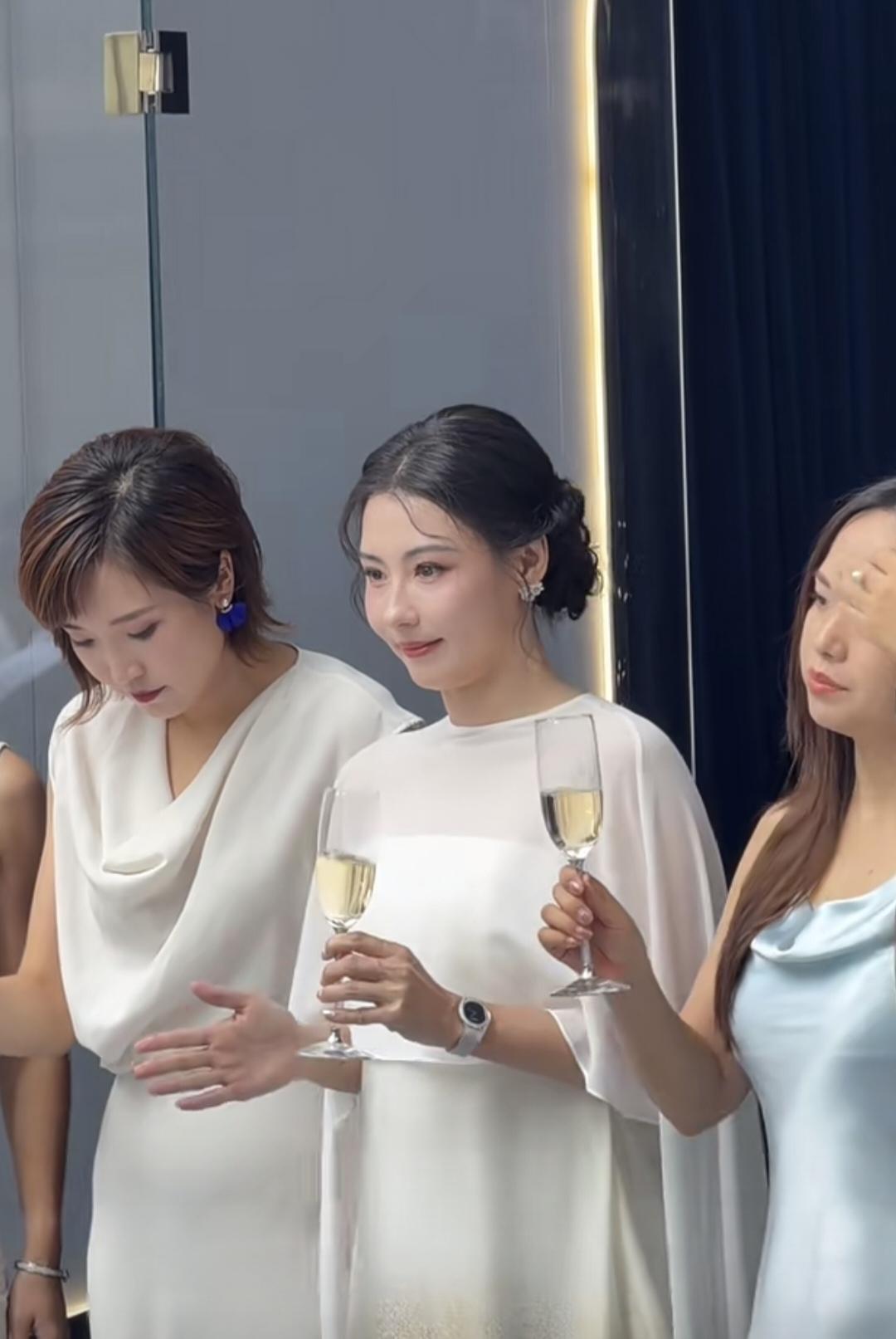 张柏芝深圳万象城参加线下活动，穿白色长裙，发髻低挽，气质温婉，美得突出！