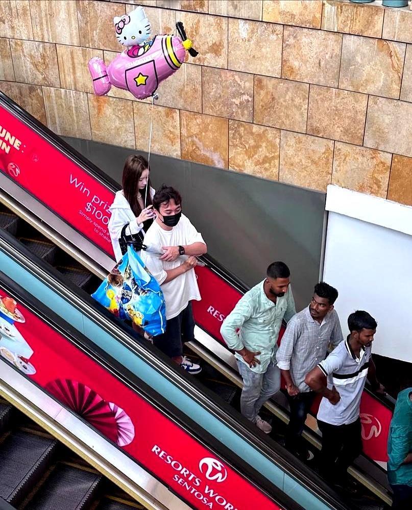 那个“半年换人”的王思聪，跟这个女孩，竟然快三年了。新加坡街头，他右手搭着