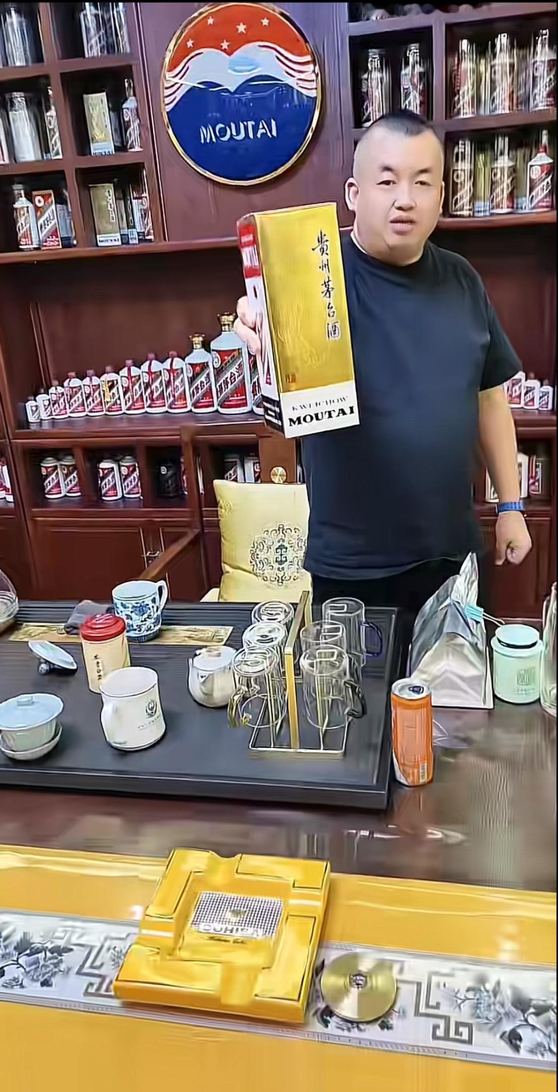 河北燕郊大富豪，北京坤哥，出手就是一瓶53度飞天茅台酒。今天他在河北燕郊燕新大街的家里，见到了给他从