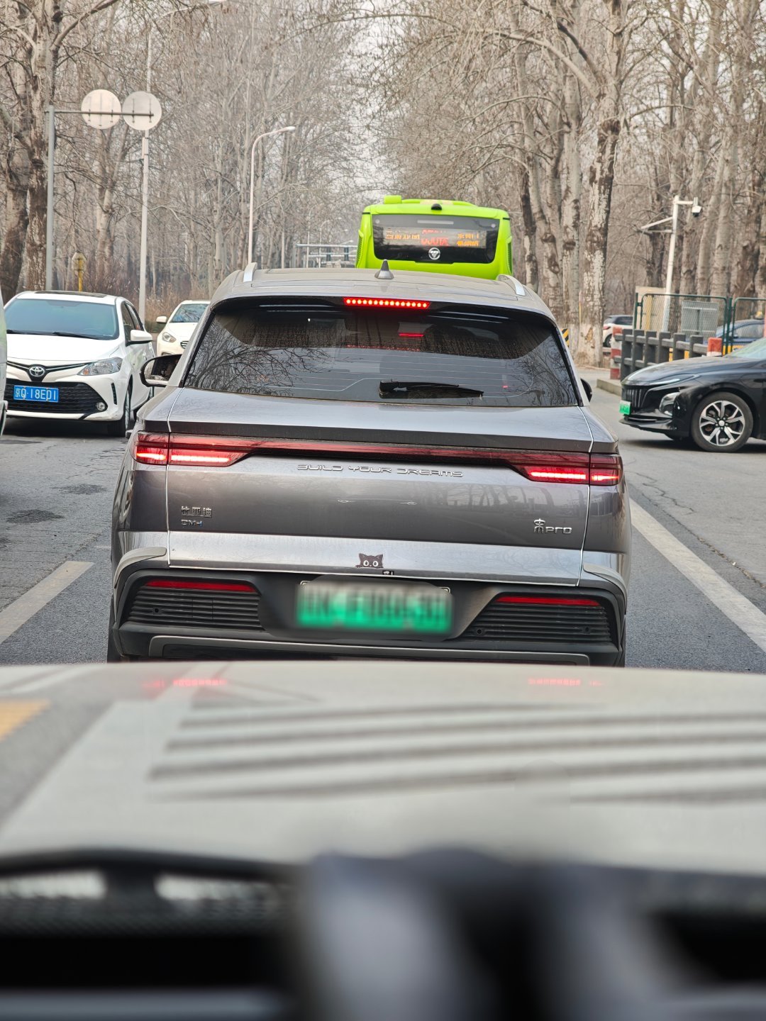 短短的堵车5分钟前面这个大哥扔了4个纸团1个包装袋1个饮料瓶弹了个烟头小时候父母