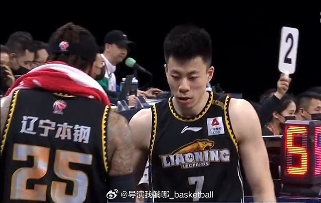 辽宁男篮外援莫兰德在张镇麟的微博上跟张镇麟开玩笑说道：我之前离开辽宁跟你的情况可