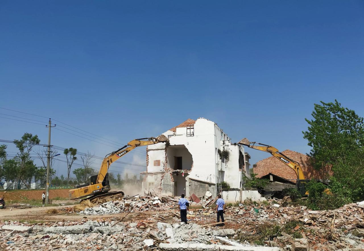 聪明的邻居一家人二十多年前，我们村刚传出拆迁消息时，村里就像被捅了马蜂窝——