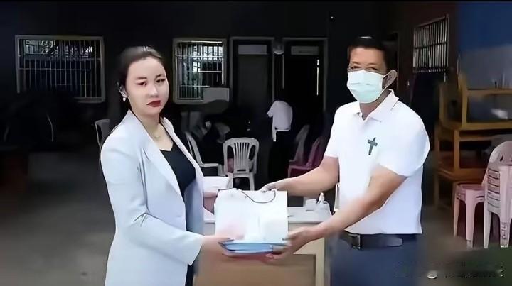 没有对比，就没有伤害！曾经的明珍珍穿着名贵的西装，戴着耀眼的首饰，打扮得光鲜亮