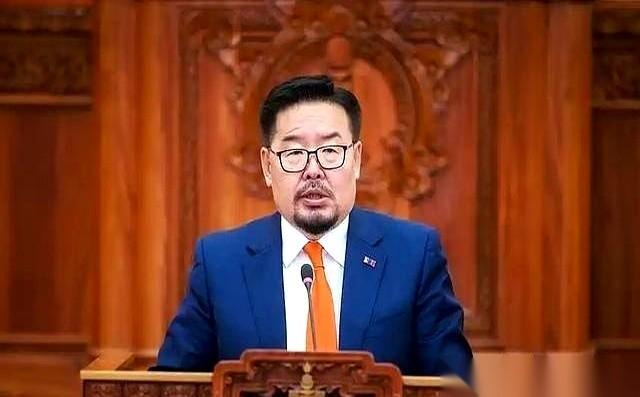 蒙古这哥们儿，真给我上了一课。几十年的边境老赖问题，那种卡车一堵堵几天的糟心事