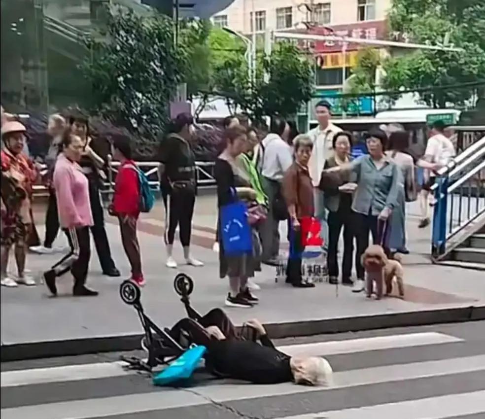 遇到这种情况该怎么办？你扶了，家属跟你没完你报警，警察跟你没完你打120，
