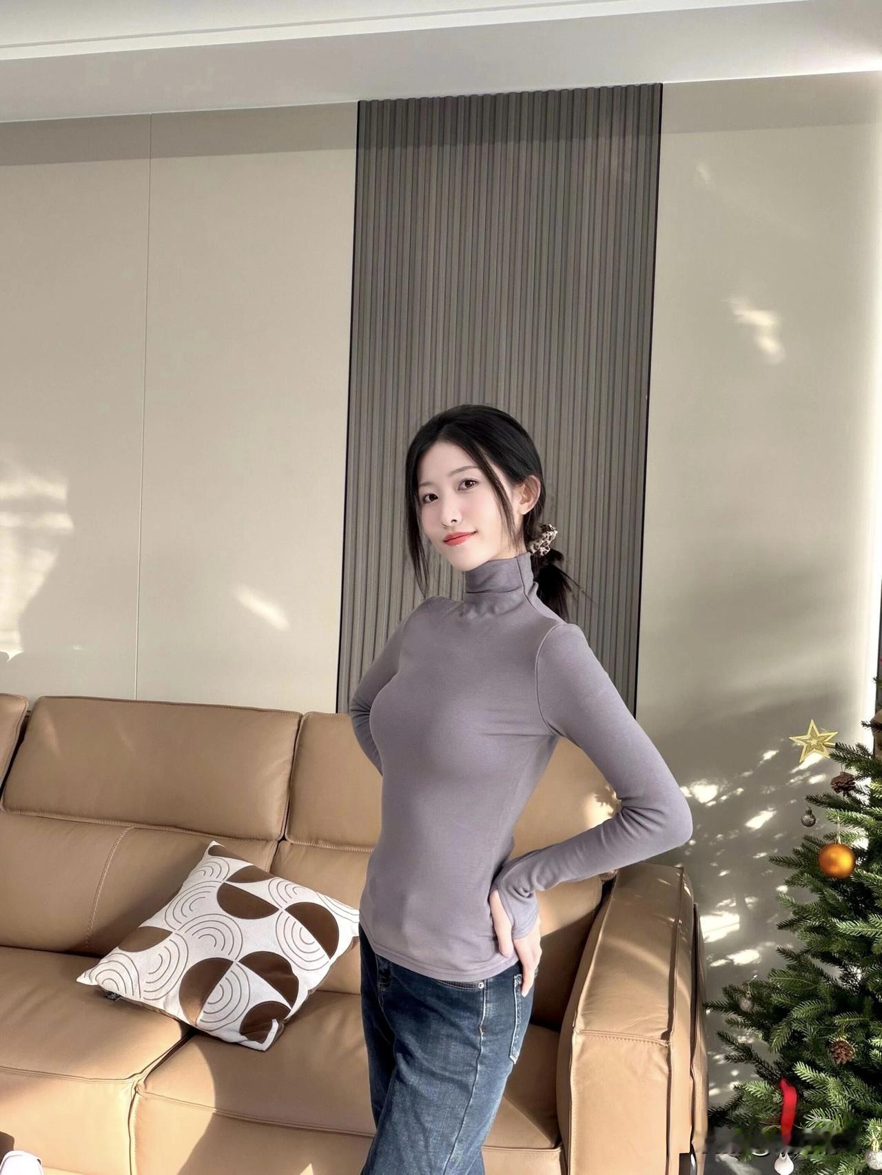 身材好的女生，大胆试试紧身款吧！微胖女生，贴身上衣搭配牛仔裤，真的又暖又显气