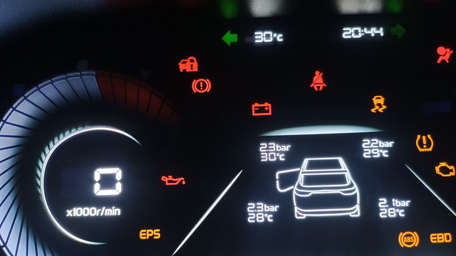 车辆无法启动一键启动按第一次就满屏的故障灯，防盗也消不了，双闪也自动开启了，也