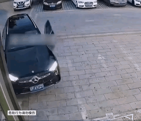 美女，你的驾车习惯使你的车开启了无人驾驶模式！