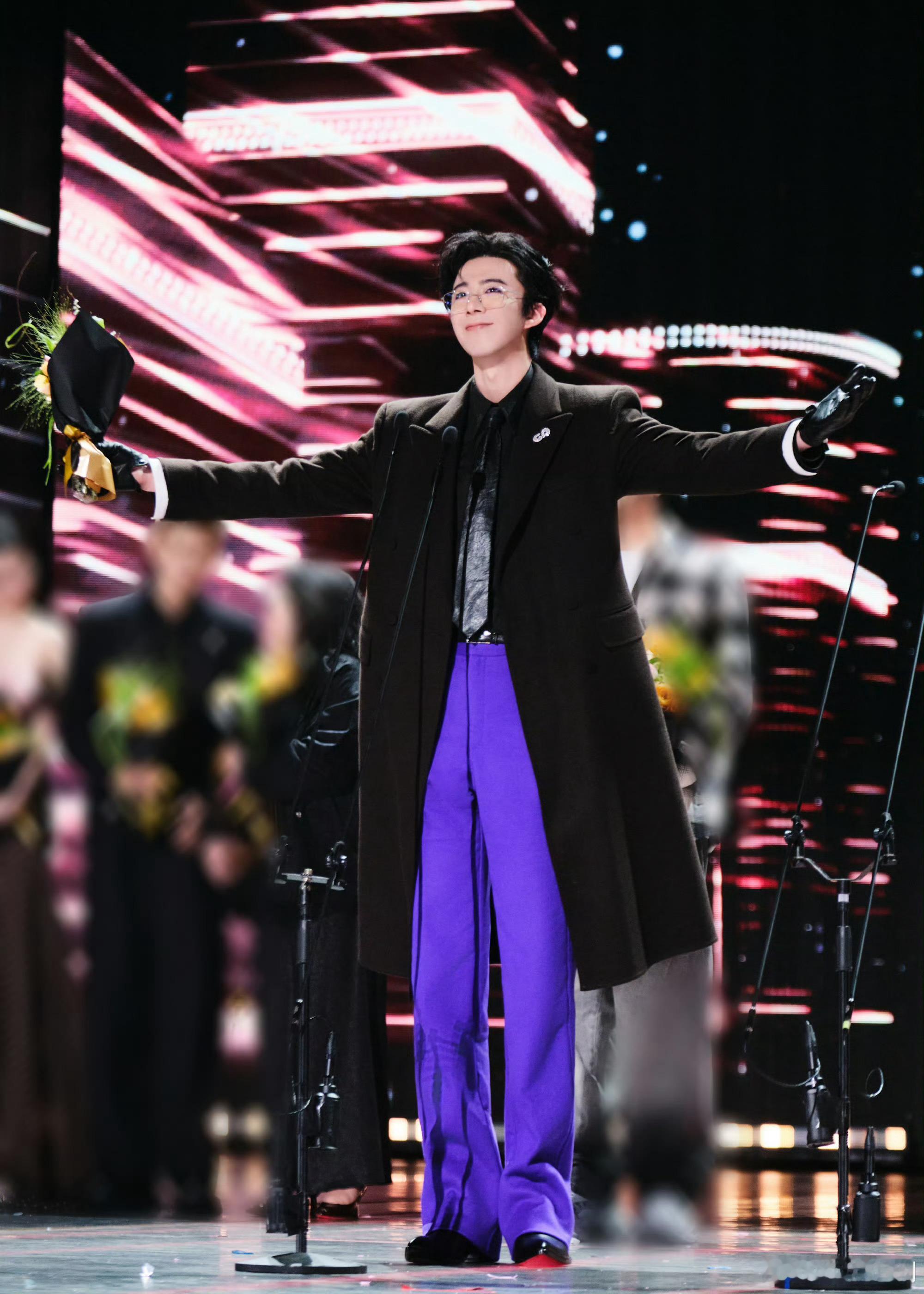 刚再次看完昨晚刘宇宁拿奖视屏，感动持续🥹。刘宇宁拿下爱奇艺尖叫男演员，是他七