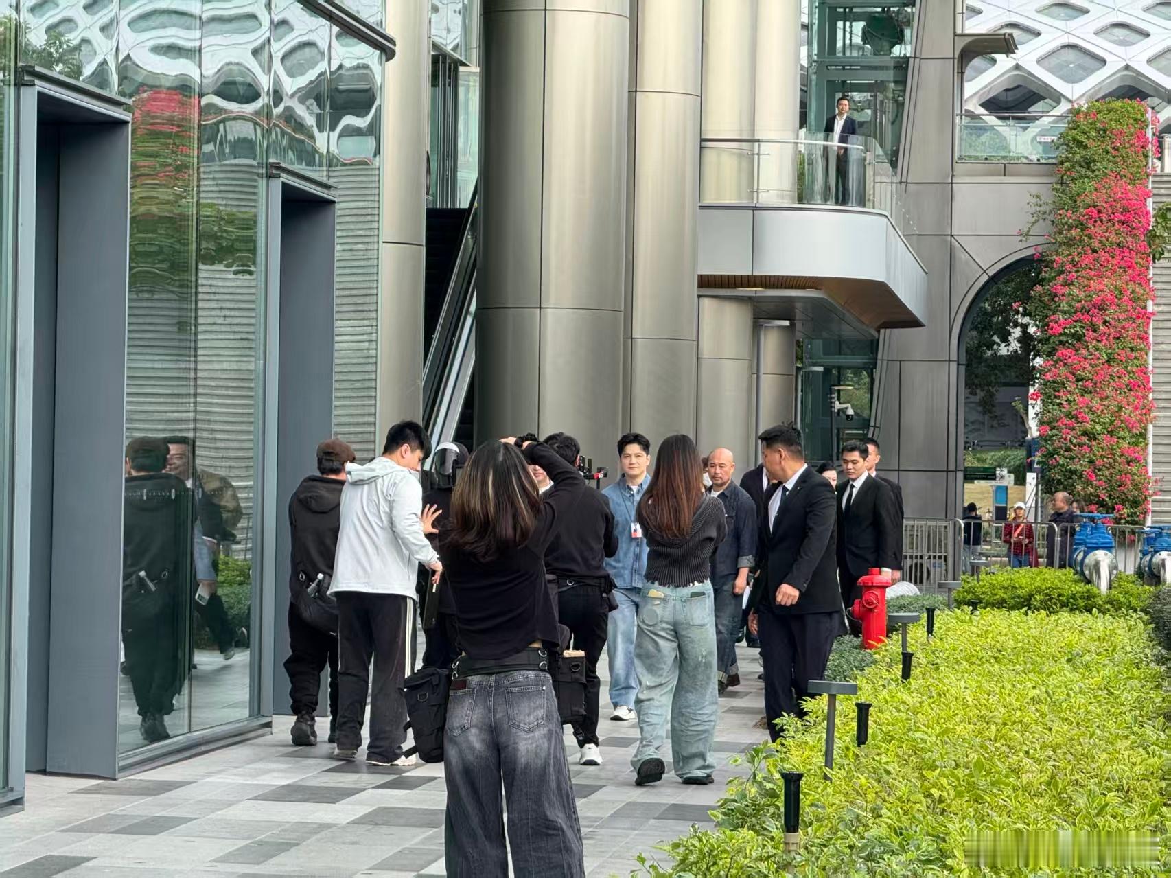 樊振东这一套牛仔衣是真有范，人群中一眼就注意到了，单宁色牛仔衣完全男大风，和赛场