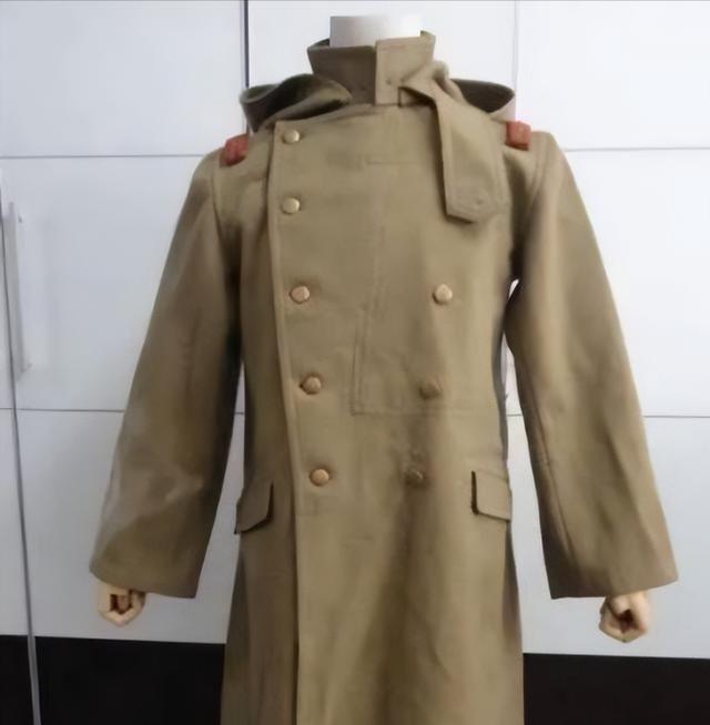 1939年,八路军营长缴获一件日军大衣,觉得材质不错,便送给杨成武。谁料,杨成武