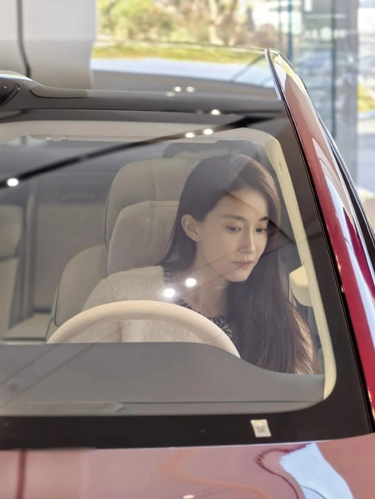 11月28日，孙杨带妻子张豆豆去买华为mate80手机，而张豆豆还想要一辆享界s