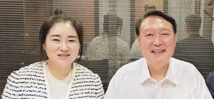 前总统尹锡悦的律师金桂利坚称，前总统穿着内衣拒捕特检逮捕令的行为“超出了公众的知