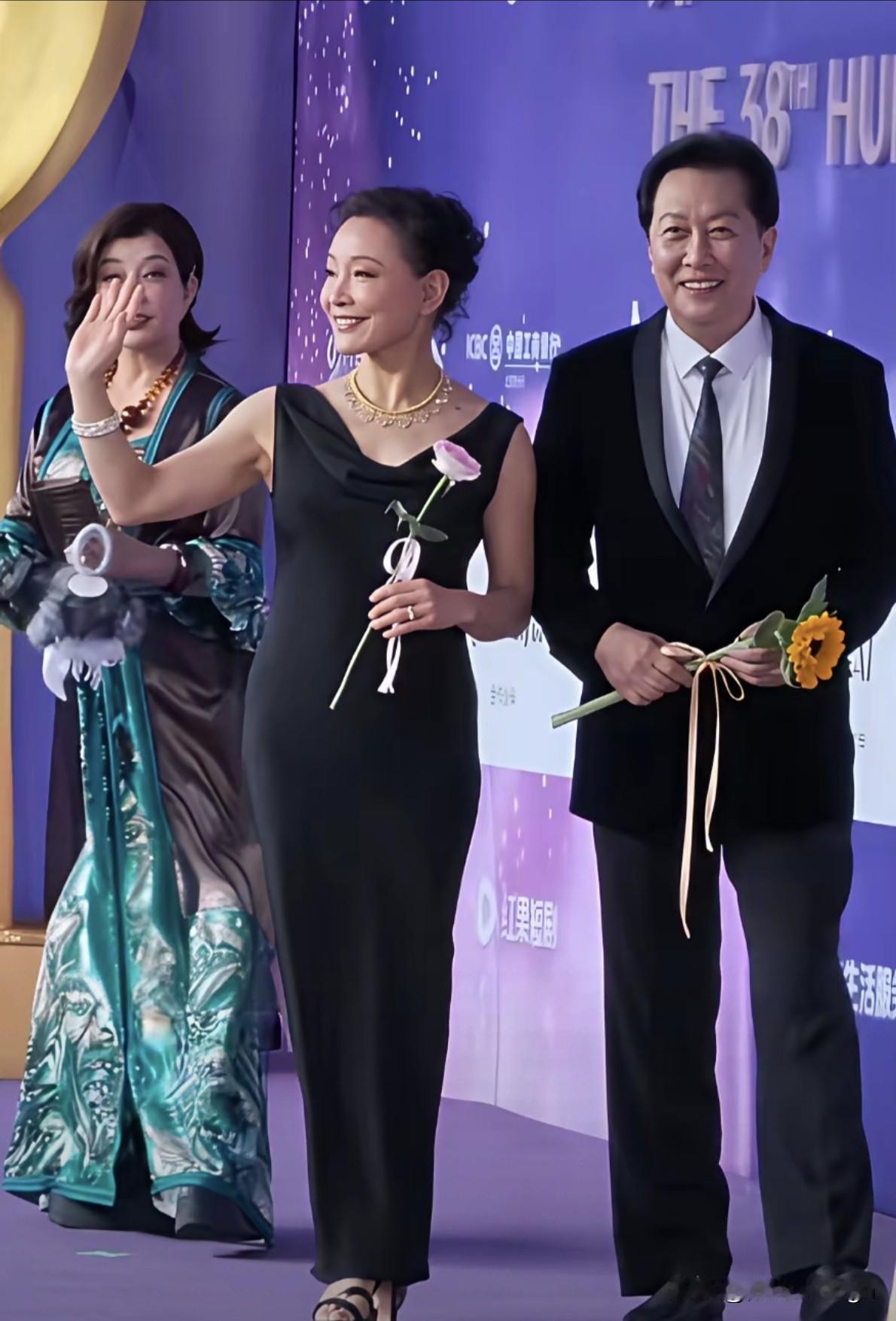 翻看这两张红毯照片，给人的观感挺微妙的，三个人明明是一同出场，画面上却分出了明显