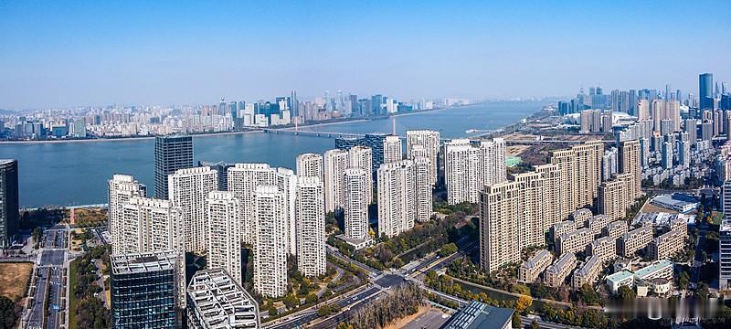 杭州楼市：往年杭州房价大多是横盘微调，体感不明显。但今年前三季度，上城、西湖