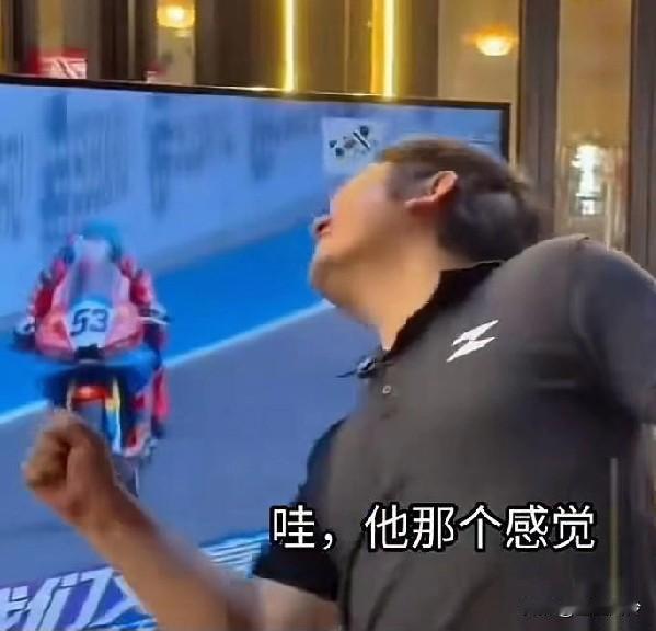 笑不活了！德比斯夺第五冠，张雪竟隔着屏幕，帮他擦汗并说：辛苦了!辛苦了！这个