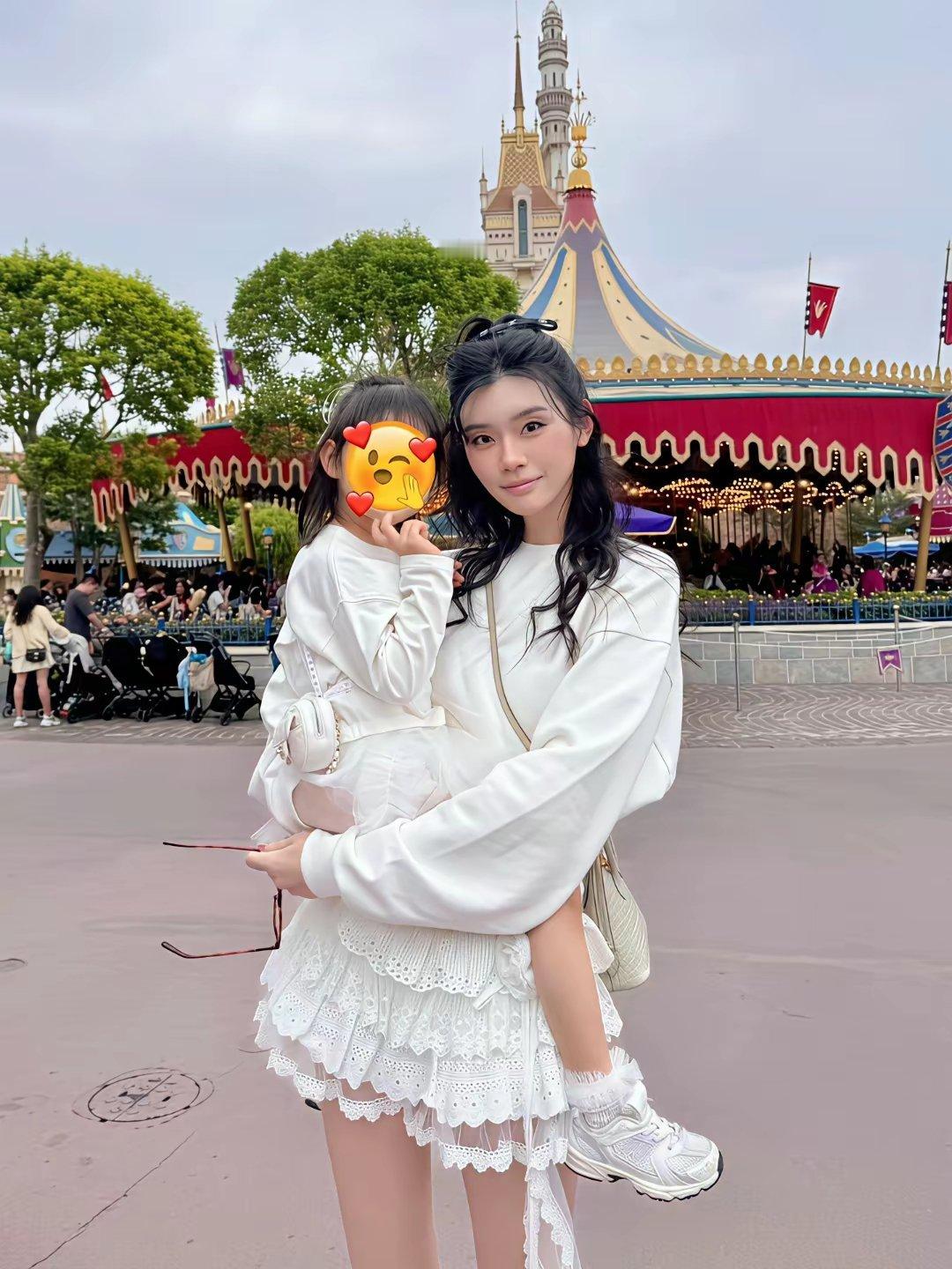 奚梦瑶四岁女儿背一万二的包​​​