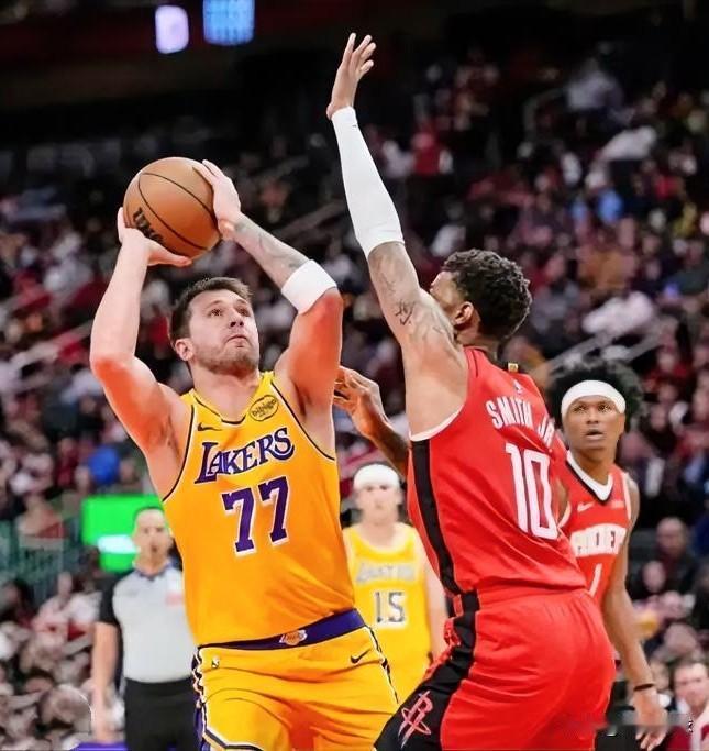 灭火箭稳住西部第3！湖人100：93险胜火箭，湖人球员得分排名一览：01、东