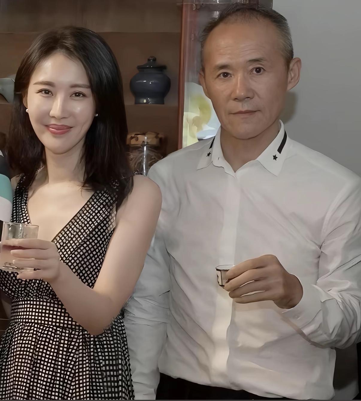 刷到王石那个视频，真是让人没话说。七十多岁的老头了，为了配合田朴珺在深圳海边别