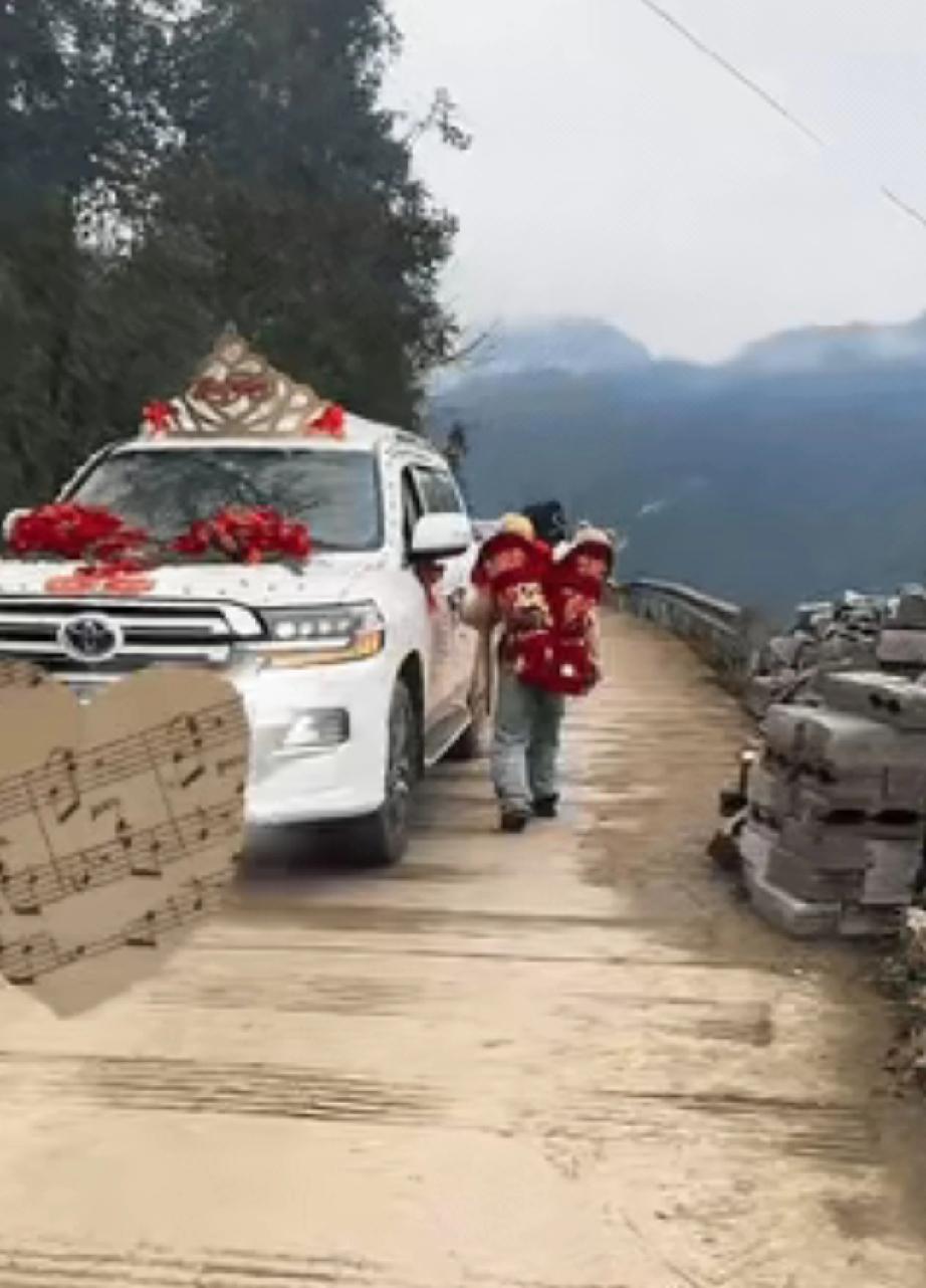 云南一宝妈，背着龙凤胎回家的路上，恰巧遇到一结婚车队，宝妈为了给两个宝宝讨个喜头