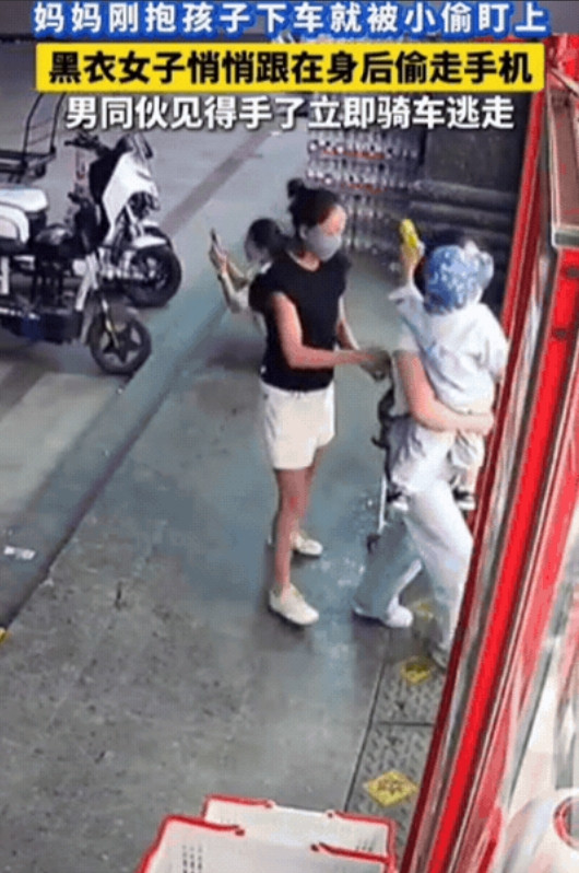 “太缺德了！”陕西咸阳一宝妈带娃骑车到商店，刚下车就被黑衣女子盯上，趁其不备偷走