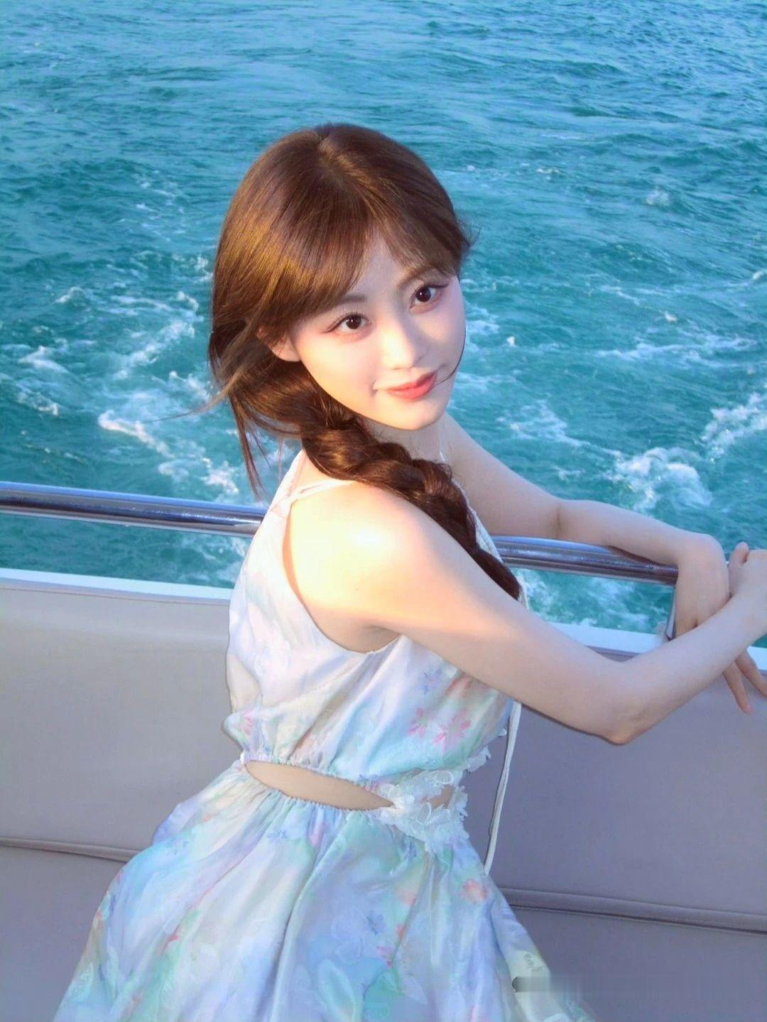 祝绪丹丨海边碎花裙，明媚感美人​​​