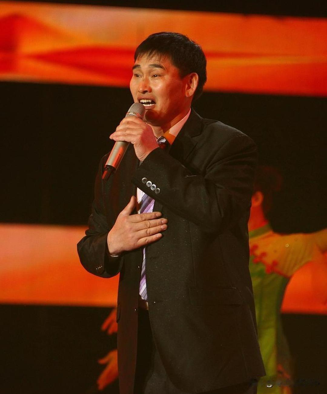 在五一商演现场，朱之文在台上忘词了，他对着观众深深一鞠躬：”对不住大家，刚才一激