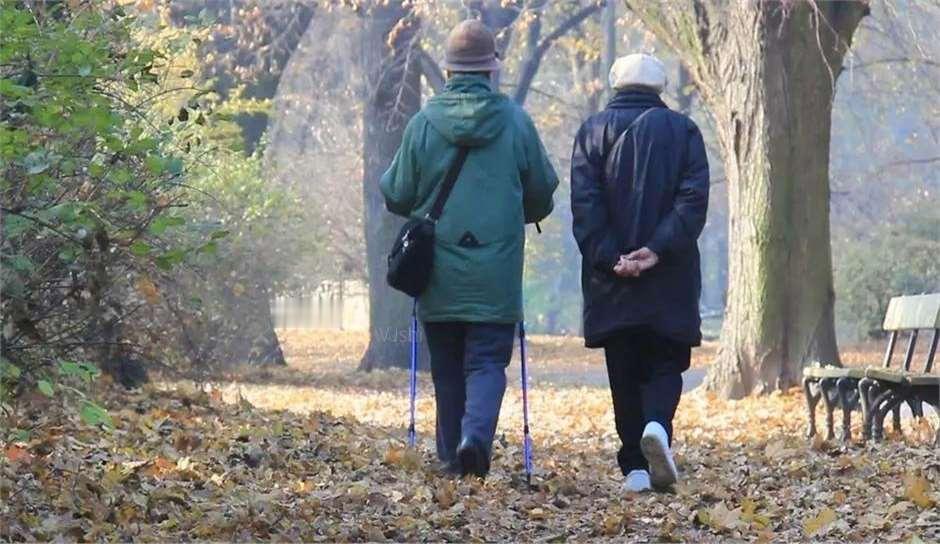 我发现，很多男人在结婚后，都有这样的一种荒谬想法：他们会把老婆花在家庭里面的钱，
