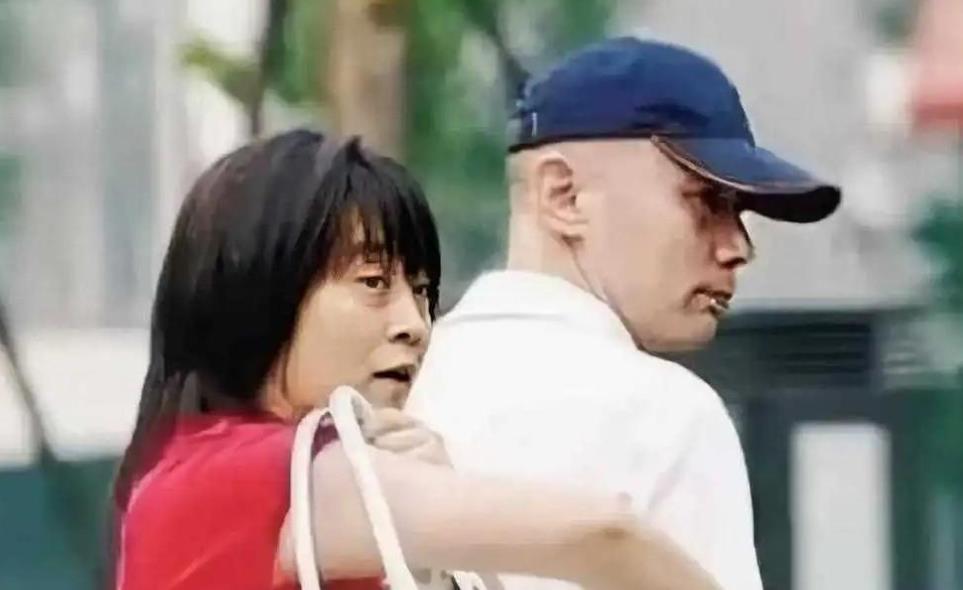 1995年，葛优拍戏赚了350万，把钱全部交给了妻子贺聪。谁知贺聪转身就