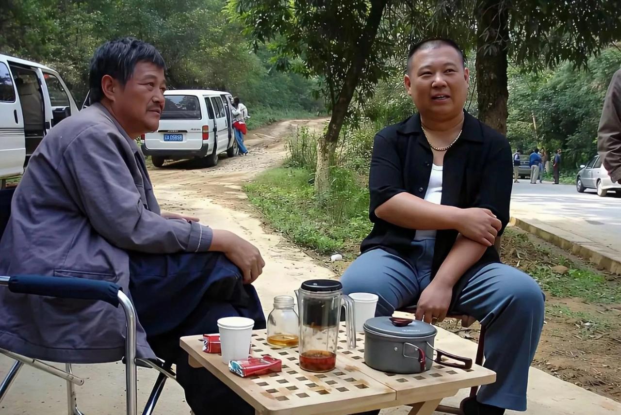 今天刷到一张老照片，那可太有年代感了！照片里是赵本山和郭德纲，正坐在一块儿喝茶唠
